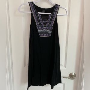 Short black sleeveless Forever 21 dress. Flared fit. Embroidered detail. Size S.
